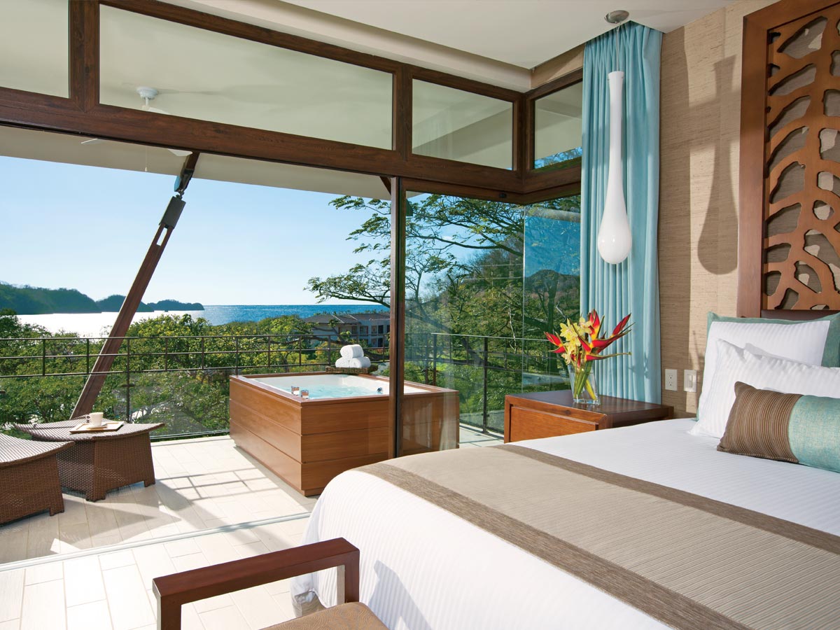 Elegantes habitaciones con balcón y jacuzzi para deleitar las majestuosas vistas al mar y la montaña., Hotel Dreams Las Mareas
