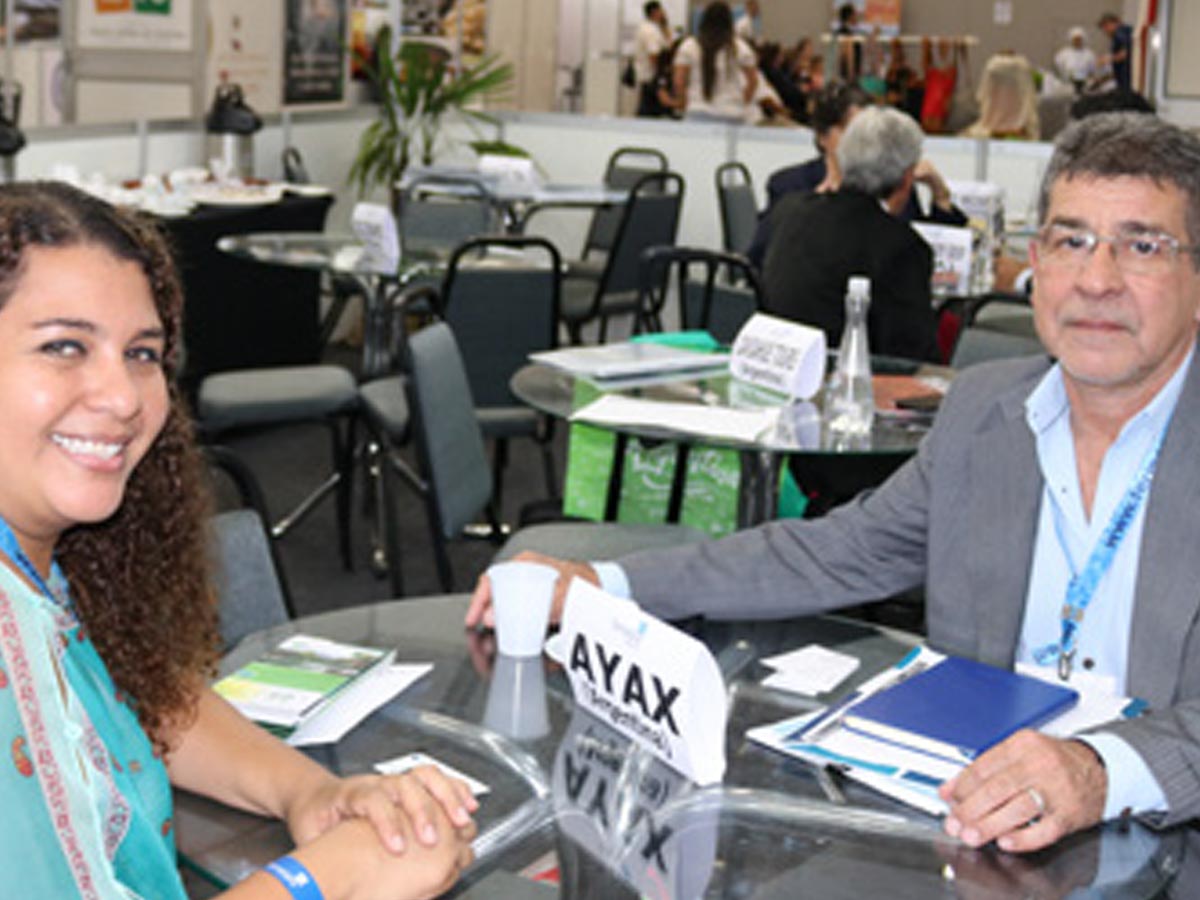 Laura Barrantes, presidenta de la Asociación de Turismo de Bienestar junto con H. Alfredo Giménez de la empresa Ayax.