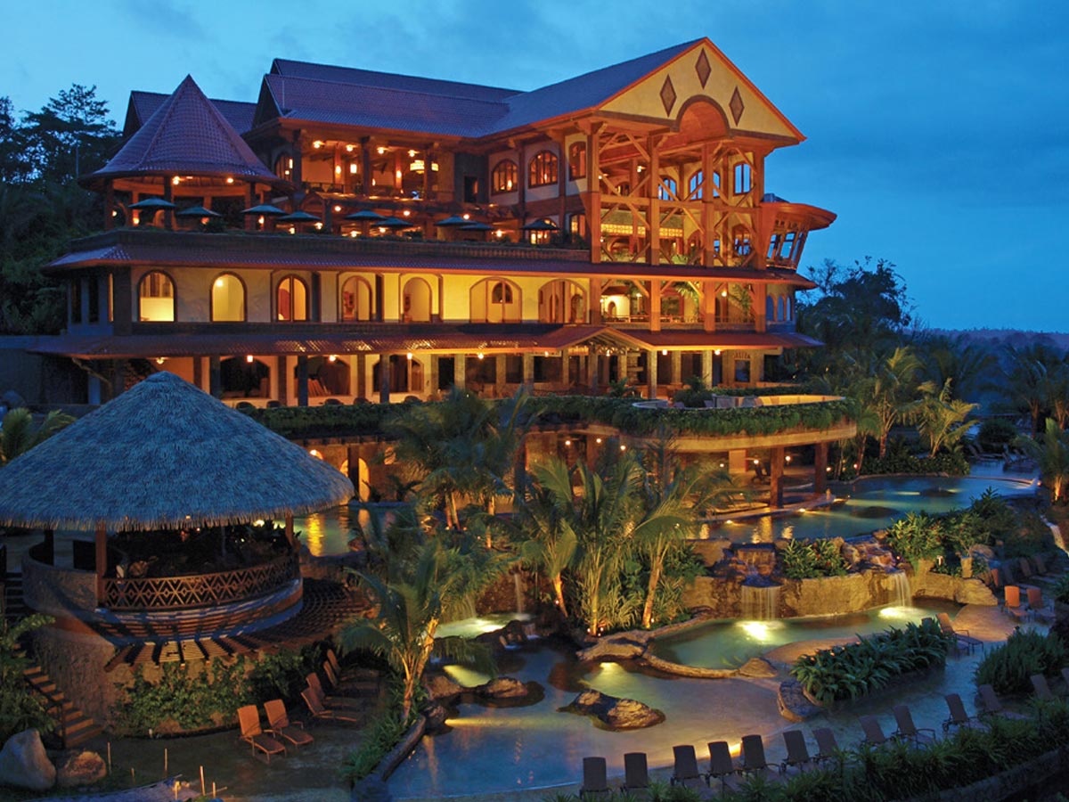 Cortesía Hotel Springs Resort & Spa. Hotel Springs Resort & Spa, está asentado en el Bosque Lluvioso, cuenta con 67 hectáreas de terreno, la propiedad tiene 75 habitaciones