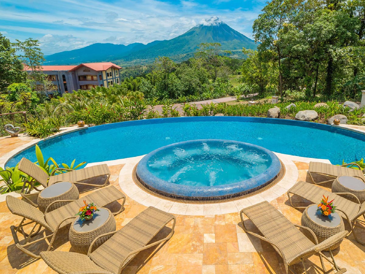 Cortesía Hotel Springs Resort & Spa. Los manantiales y espectaculares vistas al volcán Arenal y a las montañas son la vid del hotel.