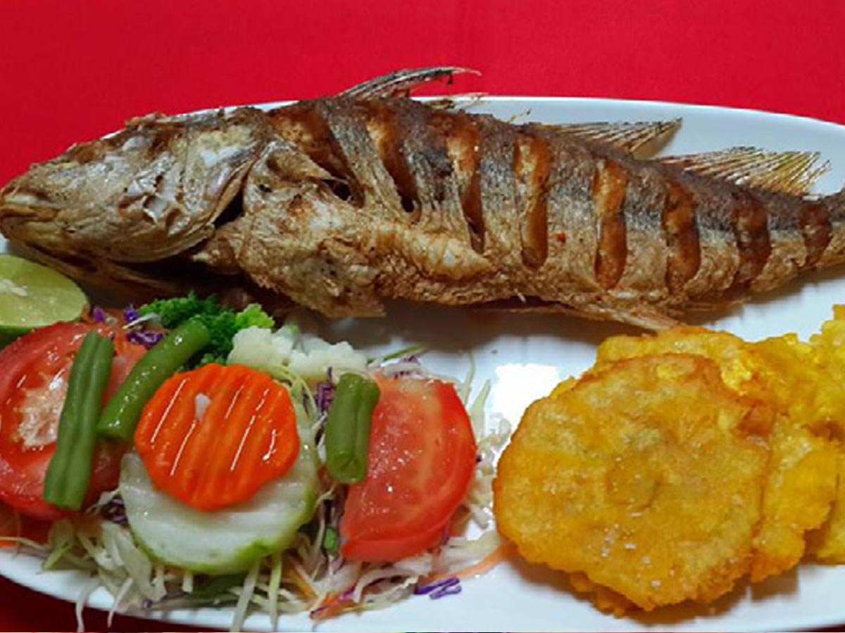 Este es uno de los platillos a base de pescado frito que ofrece el Restaurante El Arrecife ubicado en Cuajiniquil.