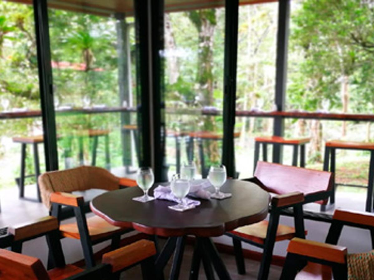 Hacienda Caño Negro, tiene un restaurante que ofrece gastronomía fusión, con algunos elementos autóctonos en preparaciones más contemporáneas e internacionales.