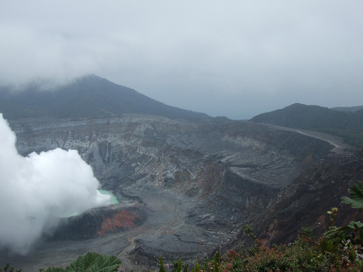 El Volcán Poás ubicado en la provincia de Alajuela se encuentra activo y posee uno de los cráteres más grandes del mundo