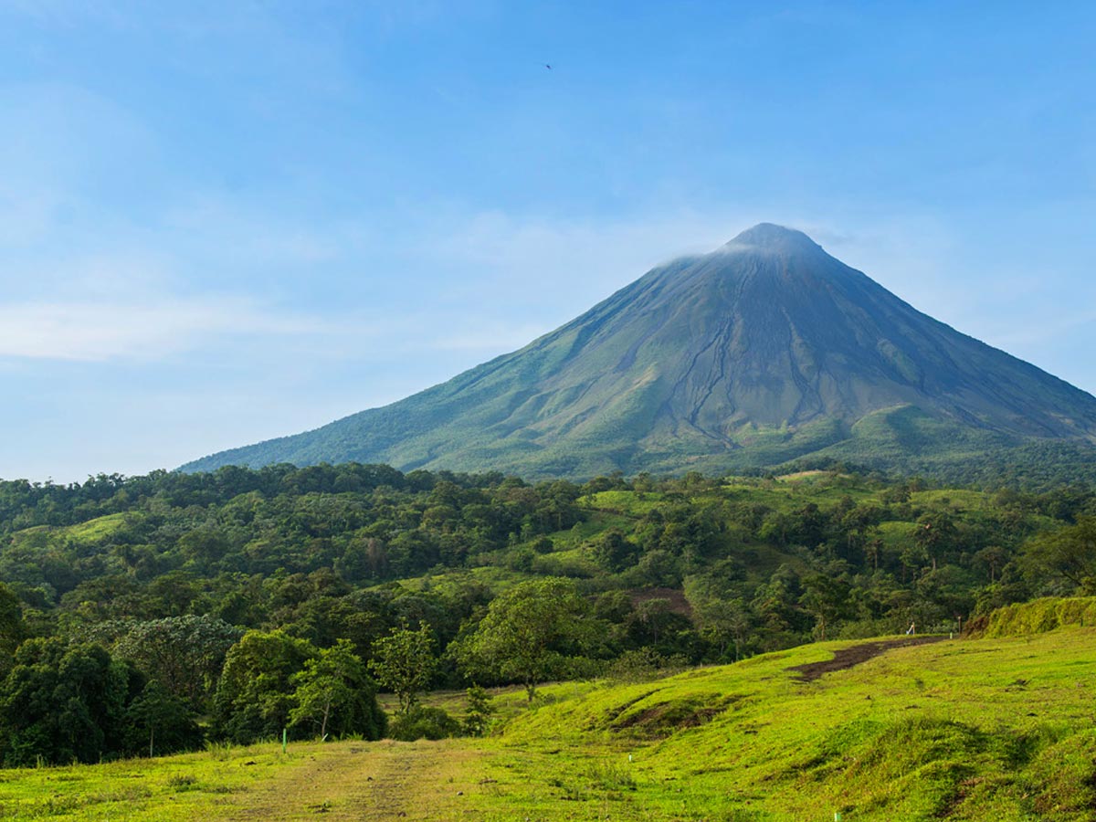 El Volcán Arenal es uno de los más jóvenes y activos volcanes en Costa Rica, posee un cono casi perfecto de 1.633 metros de altura