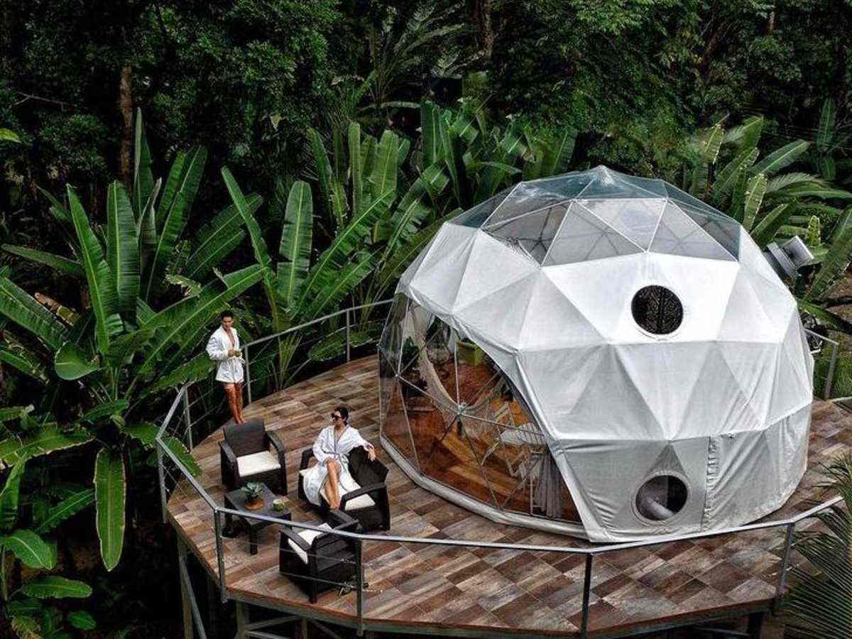Faith Glamping Dome Costa Rica emplea domos geodésicos localizados en medio del bosque. 