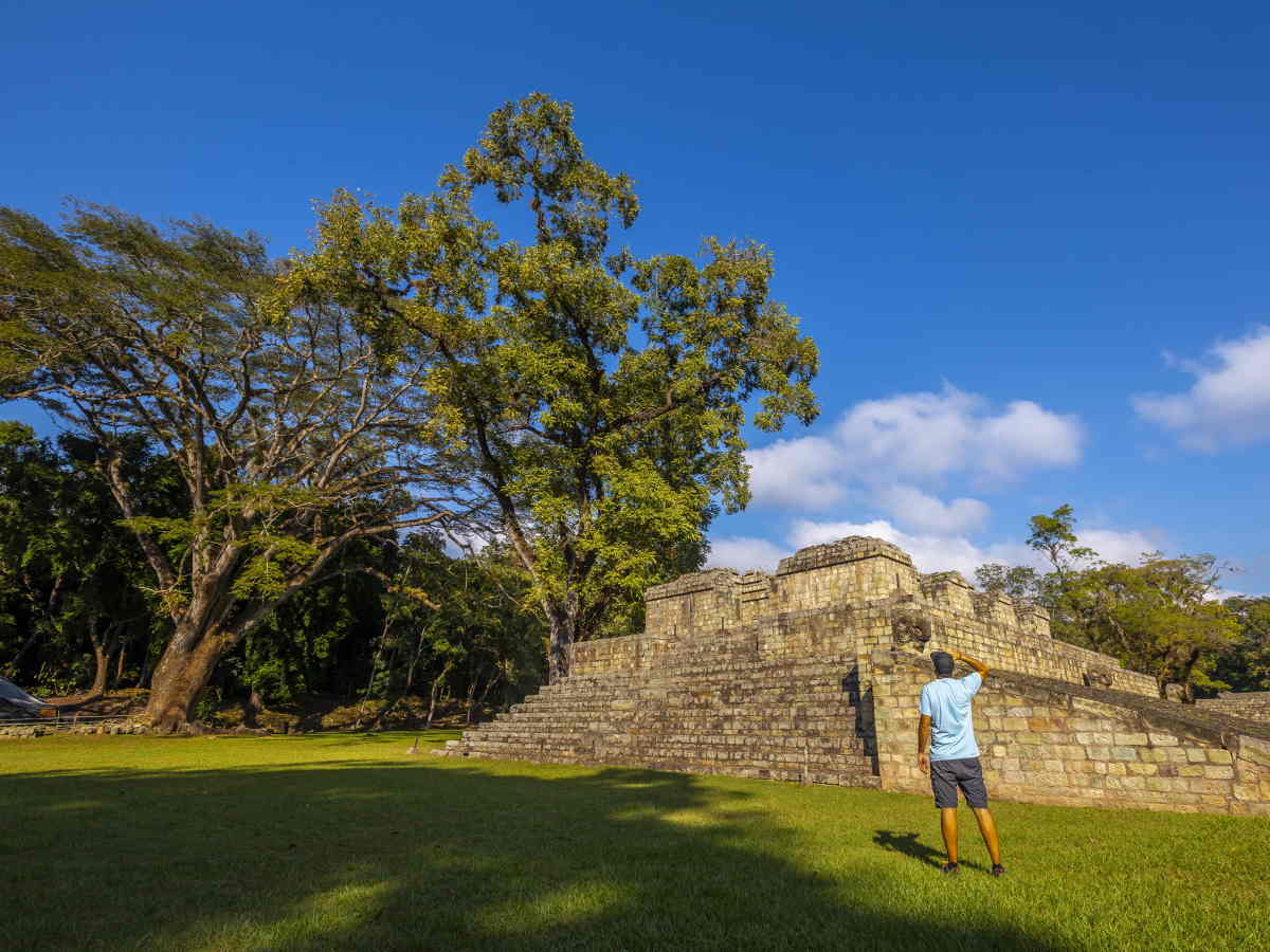 Freepik/ Revista Viajes Un turista que visita las ruinas de Copán y sus hermosas ruinas mayas en Honduras. 