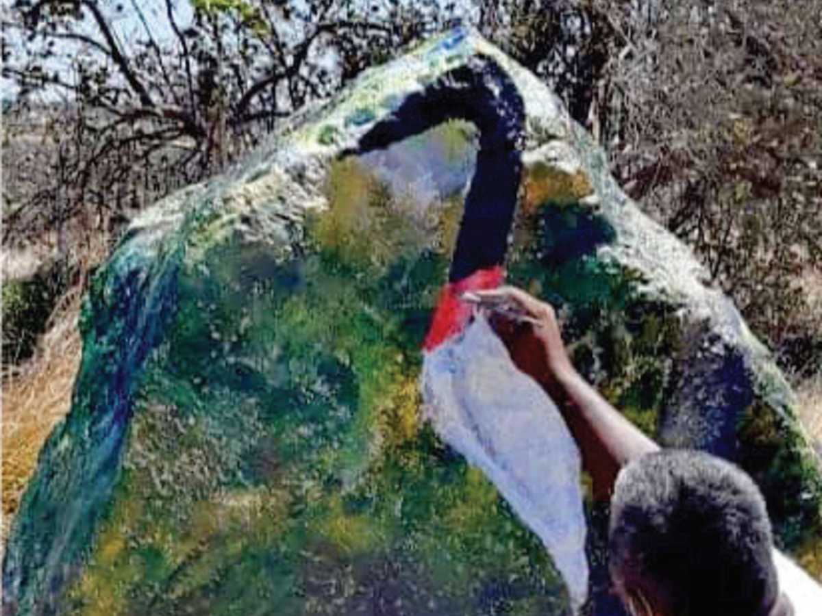 Carlos Cerdas, artista local pinta la primera piedra con el jabirú. Foto Cortesía de Municipalidad de Bagaces