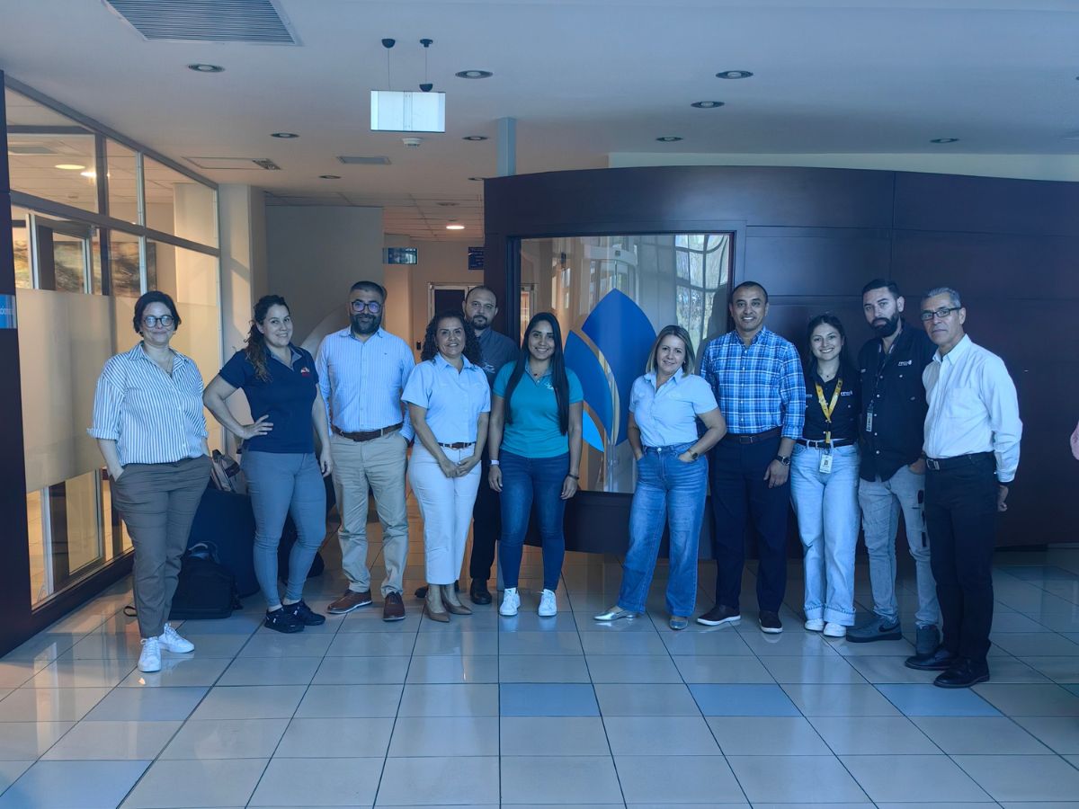 Integra gestión de riesgos, ciencia climática y tecnología para anticipar impactos del cambio climático en proveedores y operaciones.