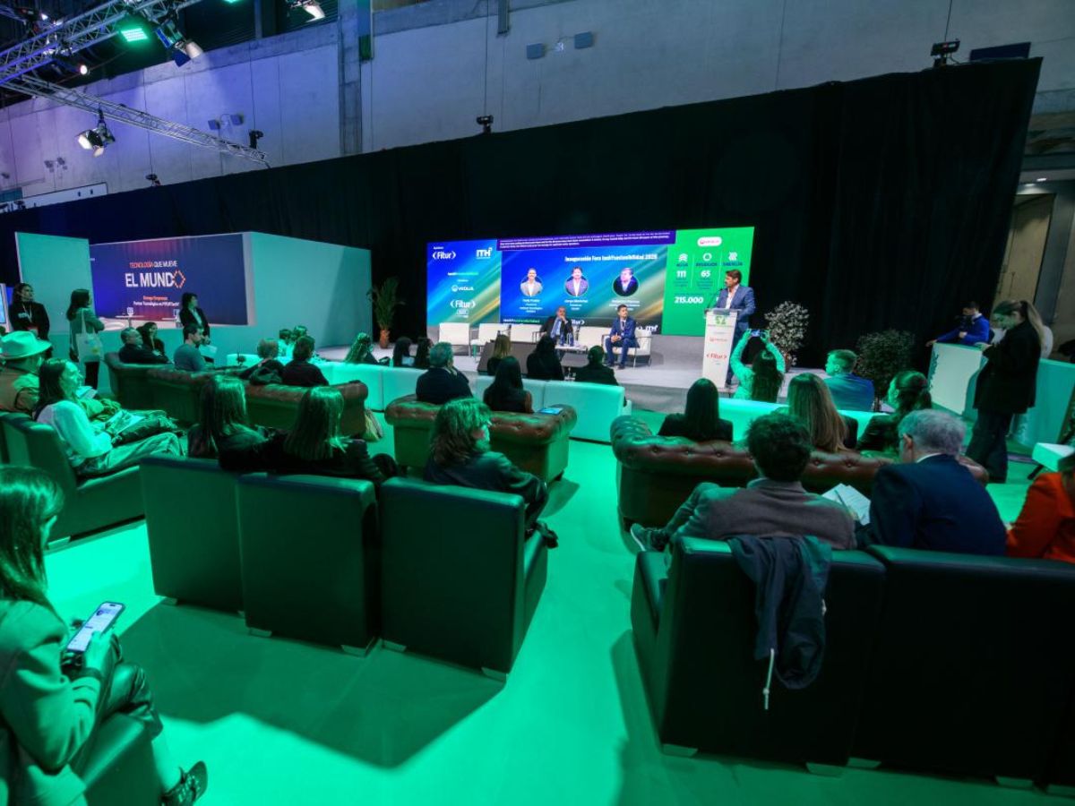 FITUR TechY reúne a líderes empresariales, representantes institucionales y expertos internacionales para analizar cómo la inteligencia artificial, la sostenibilidad y la gobernanza digital están dando forma al futuro del turismo.