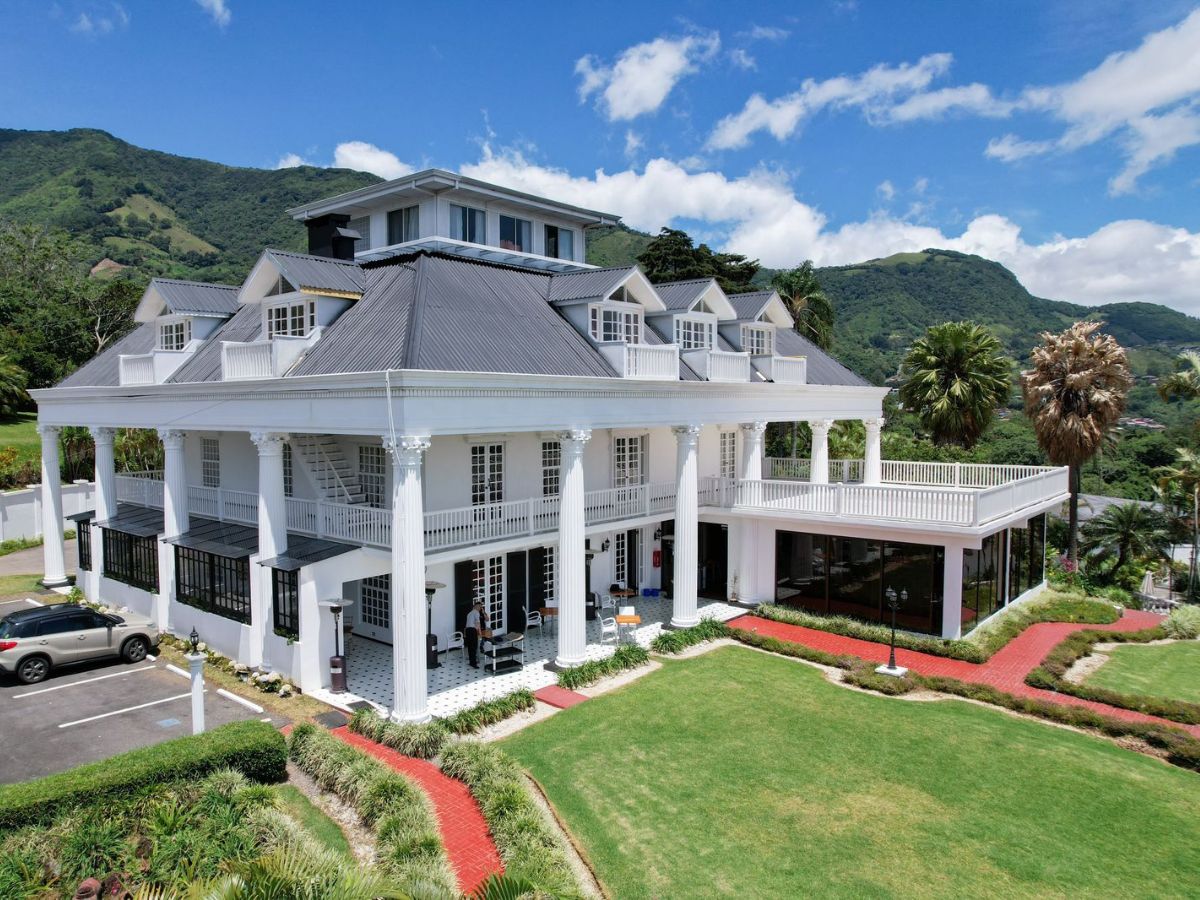 Grupo Tsunami preparó una experiencia gastronómica especial para disfrutar en semana santa, del 29 de marzo al 5 de abril, en todos sus conceptos gastronómicos, del área metropolitana y de Jacó, tanto para los que deciden quedarse en la ciudad como para quienes buscan disfrutar de la playa, con descuentos exclusivos y platillos especiales, así como con horarios adaptados para acompañar estas fechas.