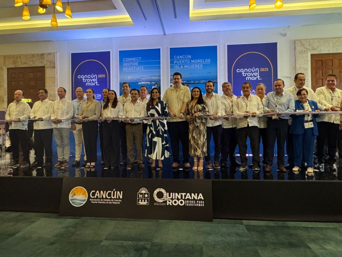 Rodeado de autoridades de los tres órdenes de gobierno, representantes del sector empresarial y turístico, y los más altos directivos y líderes de la hotelería, el Ing. Rodrigo de la Peña Segura, Presidente de la Asociación de Hoteles de Cancún, Puerto Morelos e Isla Mujeres llevó a cabo la Ceremonia Oficial de Inauguración y Corte de Listón de la edición número XXXVII del Cancún Travel Mart 2025, magno evento turístico de negocios de los destinos más emblemáticos de México y el Caribe.
