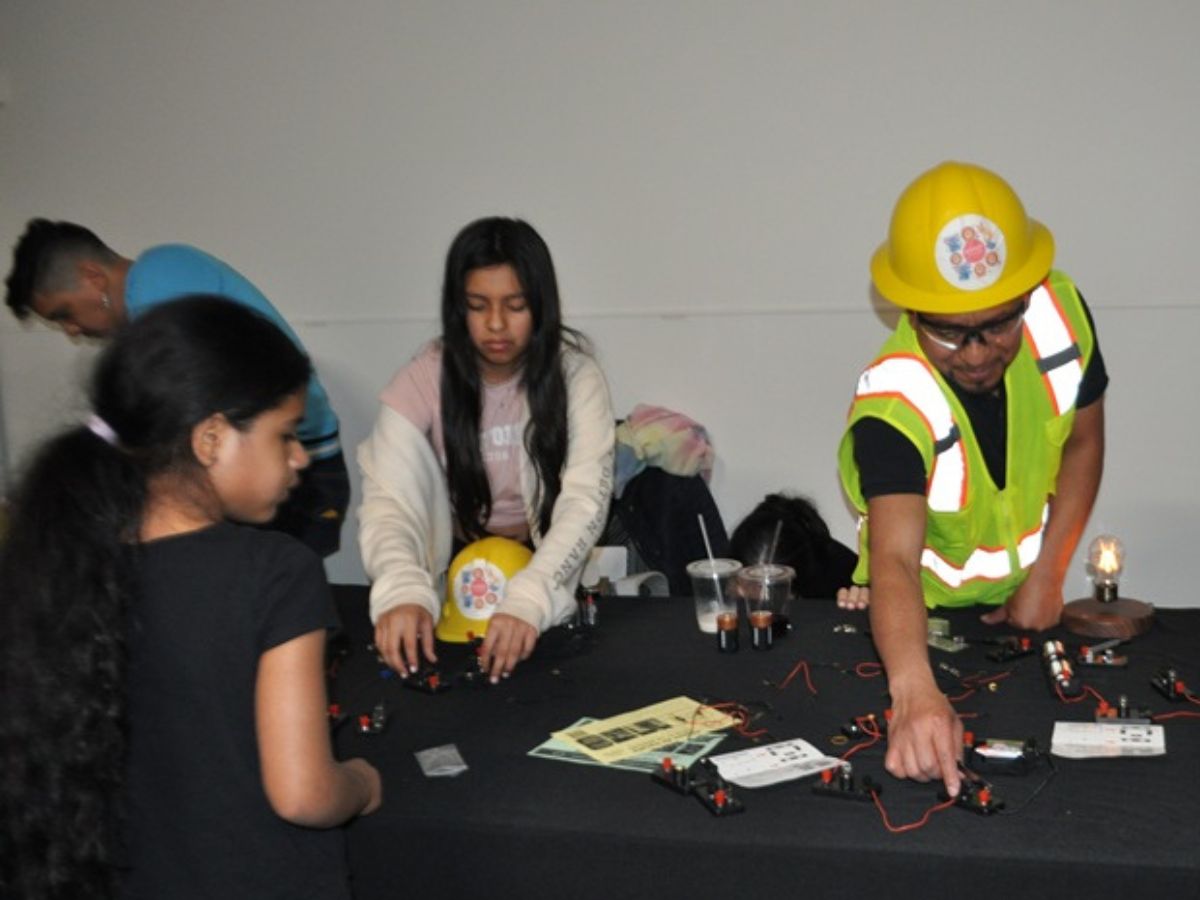 Los eventos comunitarios celebran la rica cultura mexicana del Distrito Cultural, desde mercados artesanales locales hasta celebraciones tradicionales de las fiestas mexicanas