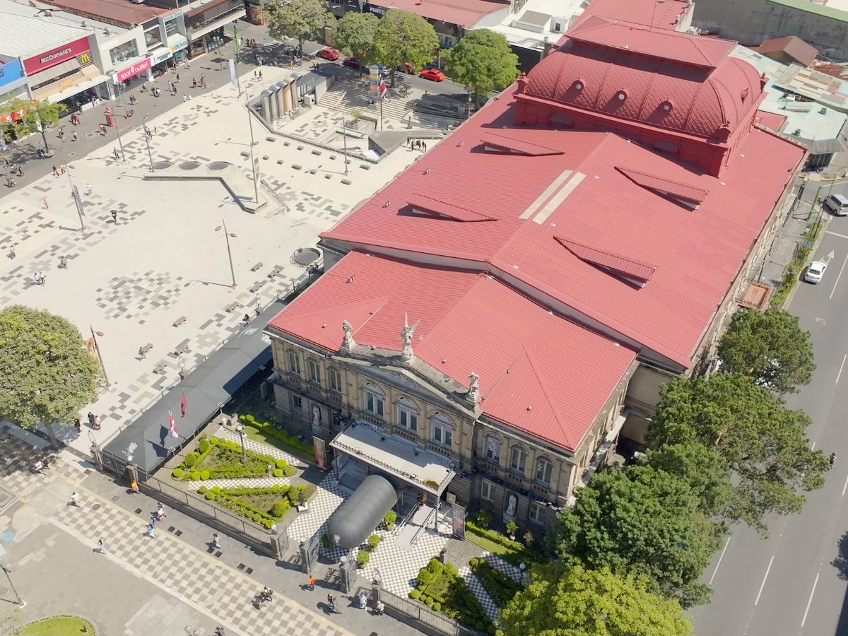 San José es el corazón histórico de Costa Rica y  una parte significativa de la idiosincrasia del país. Por esta razón, “San José, latido de nuestra identidad” invita al turista nacional y extranjero a redescubrir la capital como un destino de múltiples alternativas, mucho más que un lugar de paso hacia el trabajo, los centros de estudio o de conexión para trasladarse a realizar turismo a otras localidades.