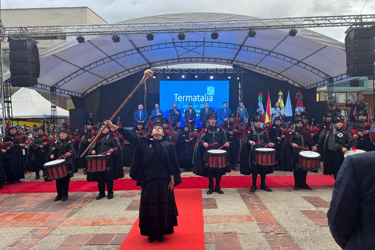 participación de la Real Banda de Gaitas de Ourense, de la Banda Sinfónica de Paipa