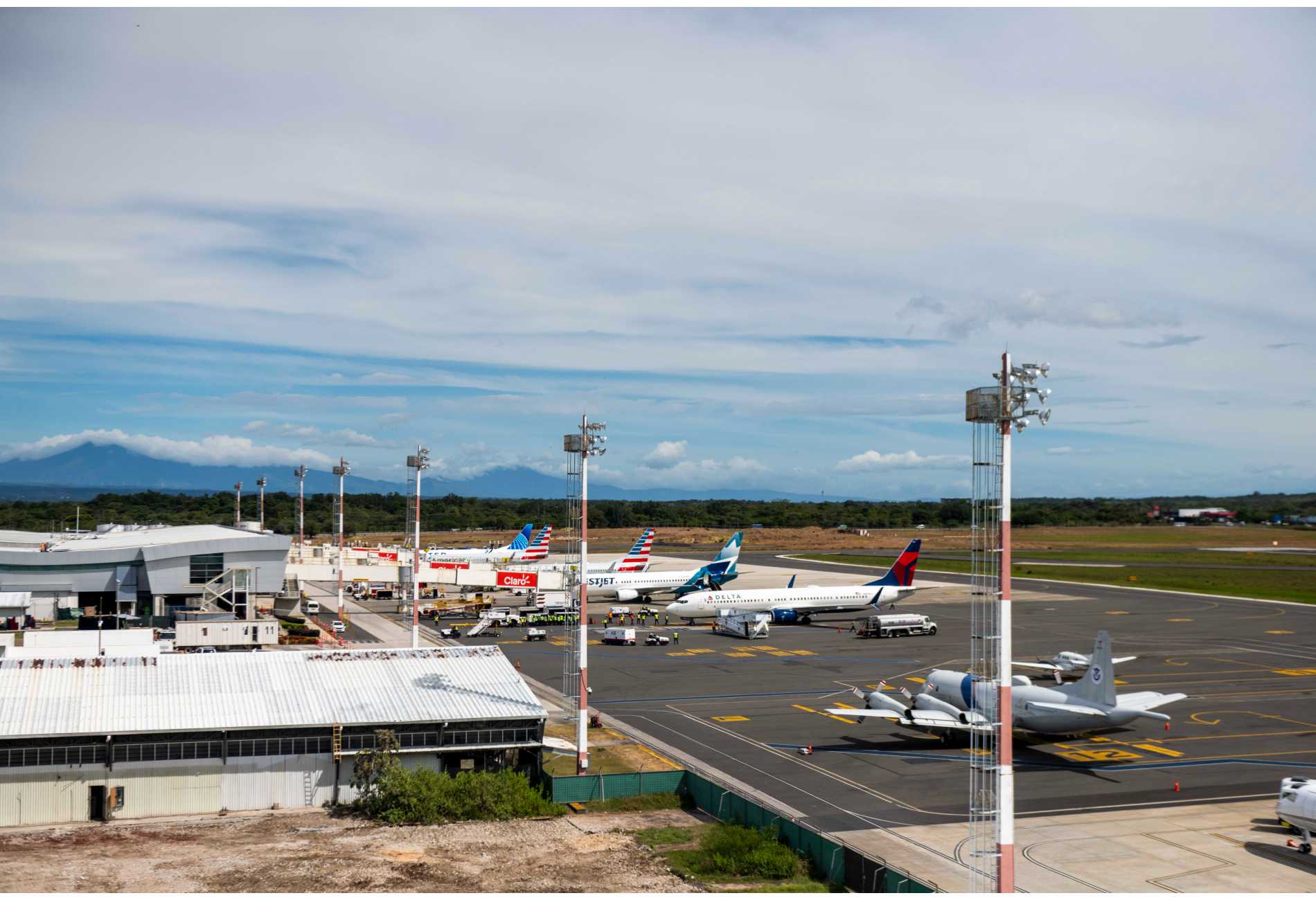 **Guanacaste Aeropuerto renueva acreditación de ACI**  Guanacaste Aeropuerto renovó su acreditación internacional de experiencia del pasajero otorgada por ACI, destacando su compromiso con la mejora continua de sus servicios. Entre las recientes mejoras se encuentran nuevos espacios de entretenimiento y el salón PURA Lounge.