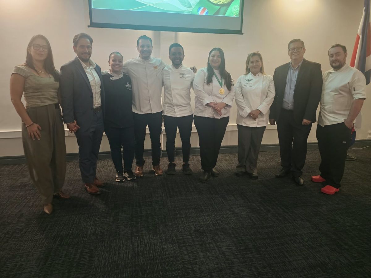 Verónica Vargas se convierte además en la primera mujer en culminar el Programa de Certificación Profesional en Gastronomía Sostenible, mediante un proceso de investigación, desarrollo, evaluación y validación de competencias.