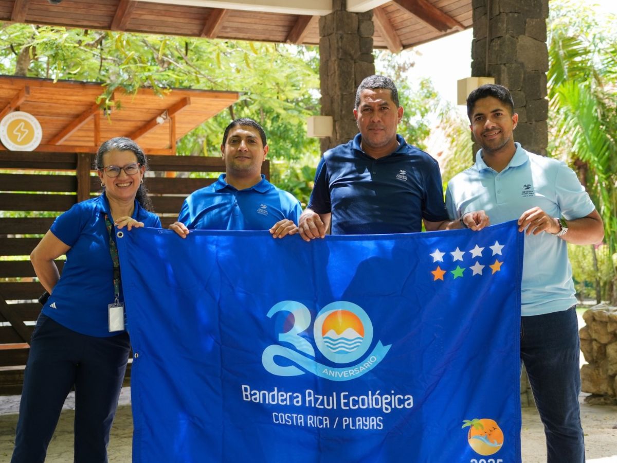 Playa Conchal iza la Bandera Azul Ecológica por su gestión ambiental