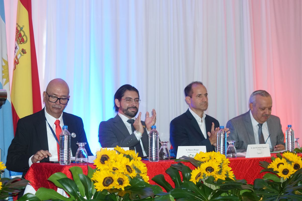 AutoridadesSentados.JPG